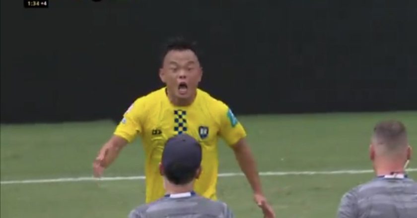 (VÍDEO) Jogador do Auckland foi substituído contra o Benfica e REVOLTOU-SE com equipa médica (VÍDEO)