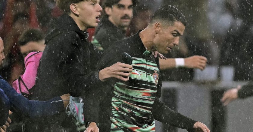 Adepto invadiu o relvado para tocar em Cristiano Ronaldo e deu-se mal (VÍDEO)