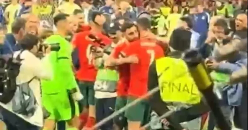 Este gesto de Bruno Fernandes com Cristiano Ronaldo passou despercebido (VÍDEO)