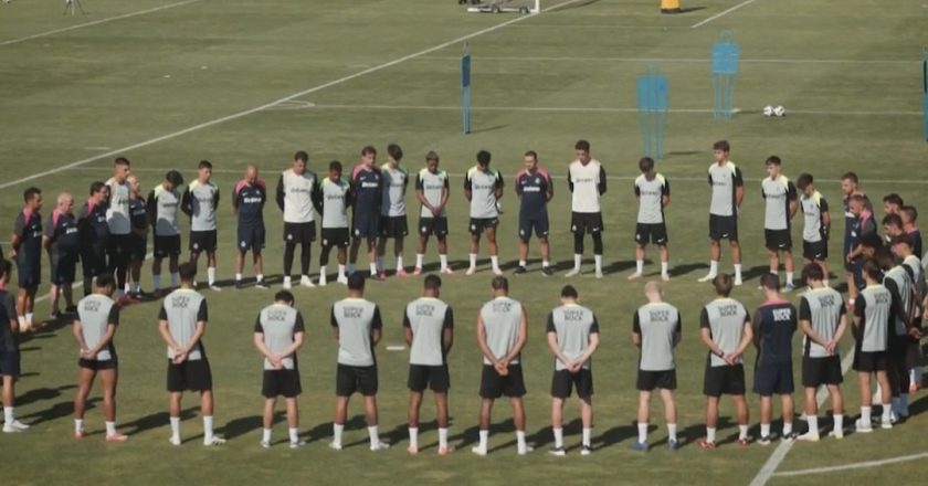A homenagem do Sporting a Diogo Jota e ao irmão durante o treino (VÍDEO)