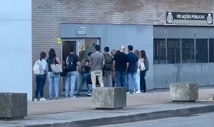 O momento em que a polícia arrombou a porta para fazer buscas no estádio do Boavista (VÍDEO)