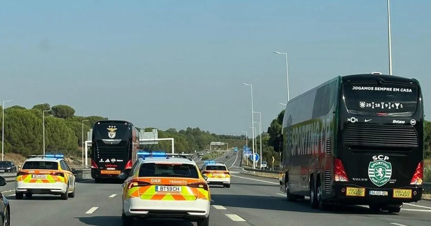 Autocarro do Benfica ultrapassou o do Sporting e aconteceu isto… (VÍDEO)