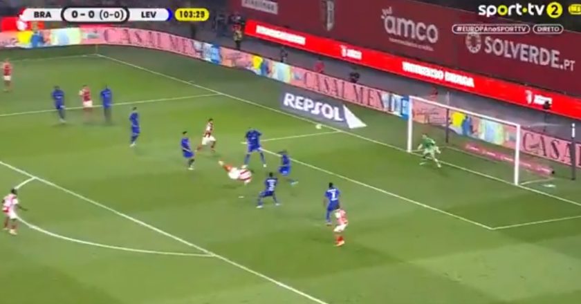 Que GOLAÇO de Fran Navarro de bicicleta na Liga Europa (VÍDEO)