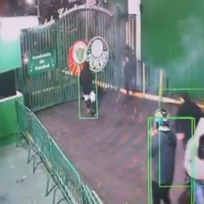 Academia do Palmeiras de Abel Ferreira alvo de ataque com os jogadores dentro (VÍDEO)
