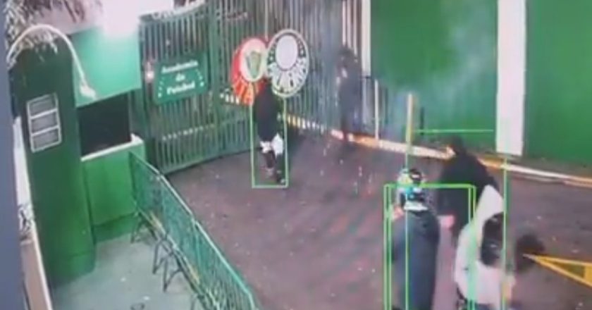 Academia do Palmeiras de Abel Ferreira alvo de ataque com os jogadores dentro (VÍDEO)