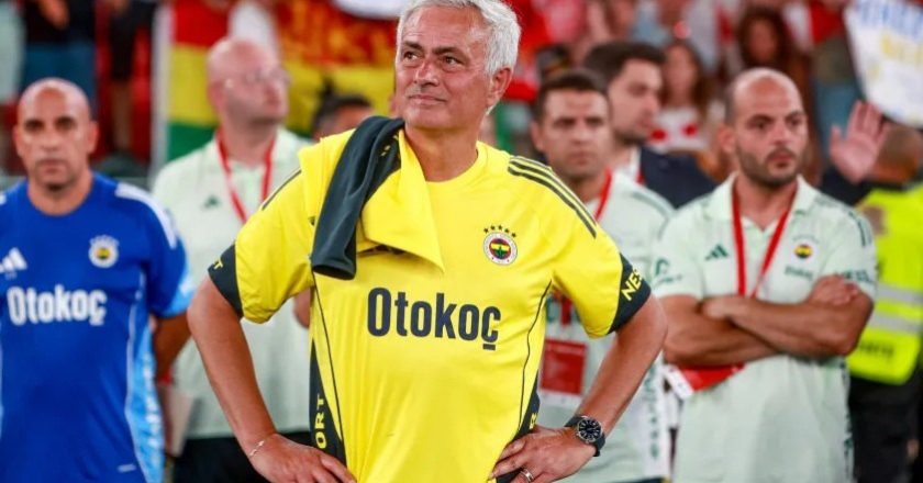 José Mourinho foi despedido do Fenerbahçe após a derrota contra o Benfica