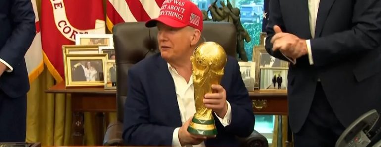 Trump recebeu troféu do Mundial 2026 e protagonizou momento bizarro