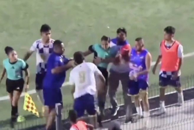 Árbitra expulsou um jogador, foi agredida e respondeu com agressão (VÍDEO)