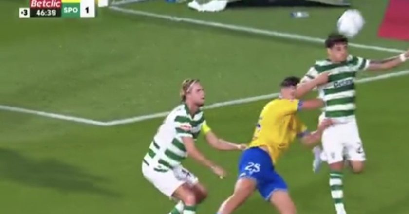 O lance em que o Estoril reclama penalti contra o Sporting .. mas o árbitro e o VAR nada assinalaram (VÍDEO)