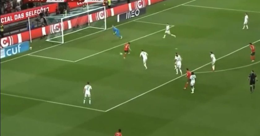 O falhanço de Bernardo Silva de baliza aberta depois de Ronaldo atirar ao poste (VÍDEO)