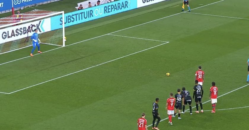 O penalti que permitiu o Benfica abrir o marcador e que está a dar que falar (VÍDEO)