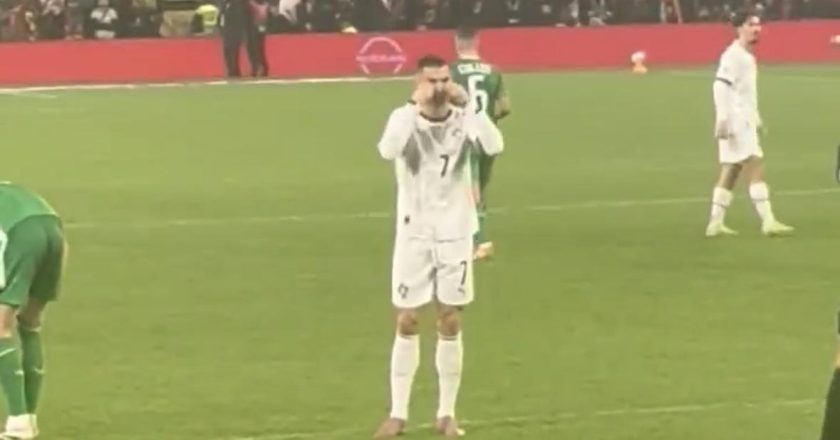O gesto de Cristiano Ronaldo que o levou a ser assobiado (VÍDEO)