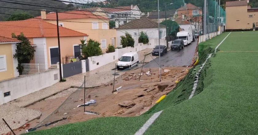 Campo de um clube português desabou devido ao mau tempo