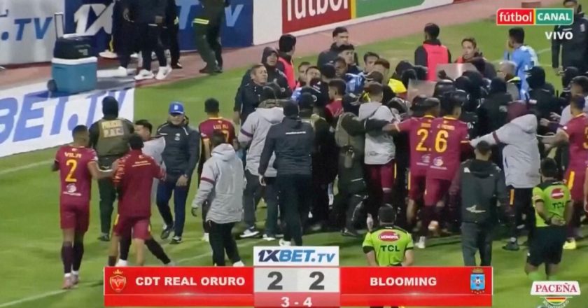 O jogo que virou campo de batalha na Bolívia: 17 cartões vermelhos e gás lacrimogéneo (VÍDEO)