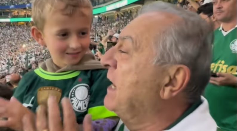 A conversa entre um avô e um neto, adeptos do Palmeiras, que está a correr mundo (VÍDEO)