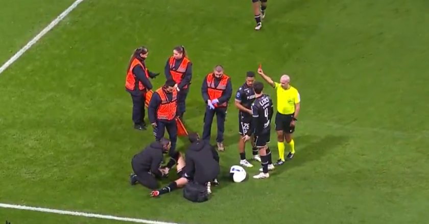 O momento em que o médico do Vitória SC foi expulso contra o FC Porto (VÍDEO)