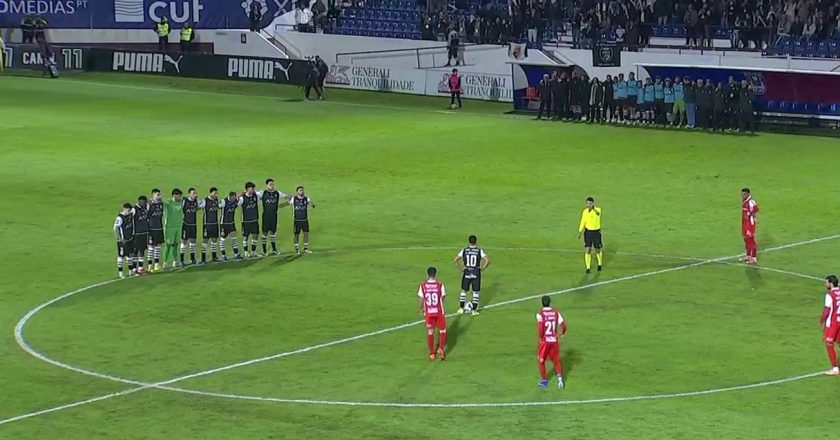 Jogo contra o Braga iniciou e jogadores do Caldas ficaram parados em protesto