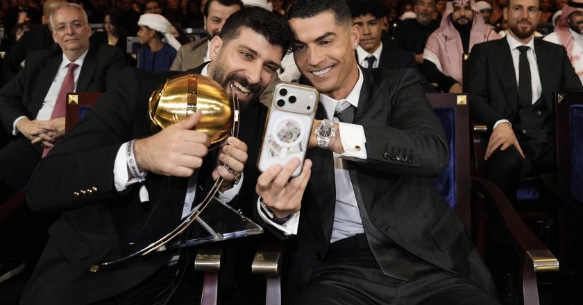 Ronaldo exibe relógio de mais de 700 mil euros (fotos)