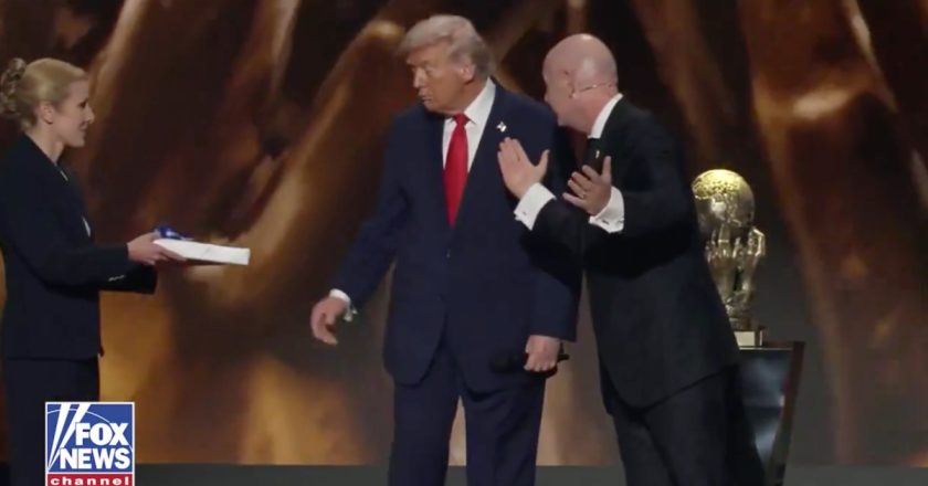 FIFA surpreende e entrega novo prémio da paz a Donald Trump