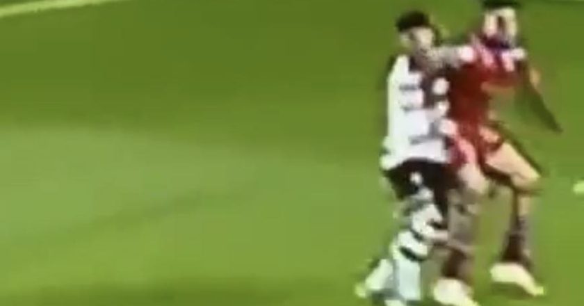 Golo do Gil Vicente frente ao Sporting deveria ser anulado por falta? VEJA O LANCE (VÍDEO)