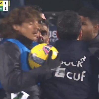 Matheus Reis foi expulso e teve de ser forçado a sair do campo (VÍDEO)