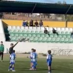 Miúdo de 11 anos admite que marcou golo com o braço e é aplaudido por todos
